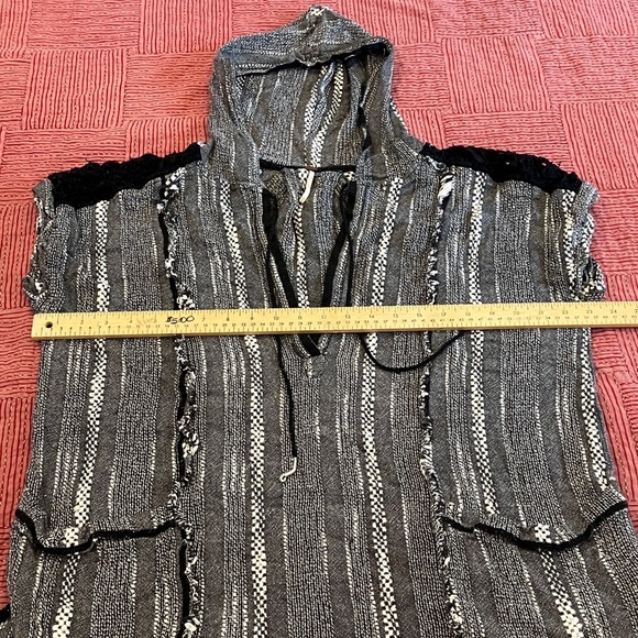 Free People women’s size medium (fits on the bigger side) Textured Knit Poncho - Picture 8 of 14